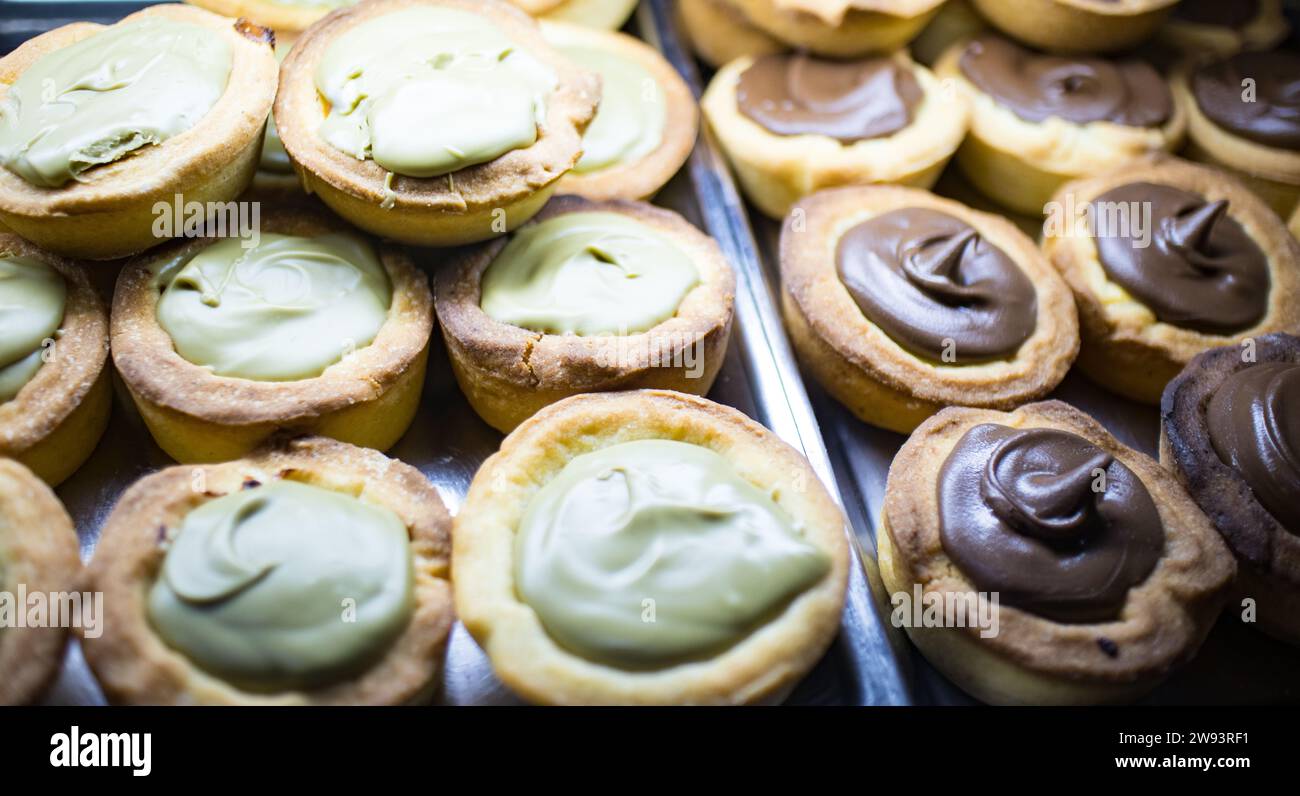 Torten mit Schokoladencreme und italienischem Pistaziendessert Stockfoto
