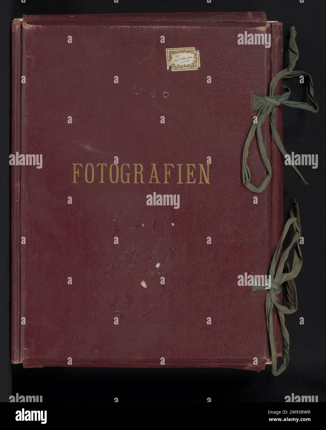 Umschlag mit 48 Fotos hauptsächlich aus der Schweiz, ca. 1885 - ca. 1920 Umschlag mit 13 Fotos und 35 hellen Drucken auf 42 Pappblättern. Von den Fotos gibt es sechs Tageslichtglücklichkeits-Silberdrucke und sieben Tageslichtkollodium-Silberdrucke. Der Fotograf J. Jullien, von den anderen Fotos und Lichtabdrücken, ist der Hersteller unbekannt. Zwölf Lichtdrucke wurden bei Photoglob und sieben beim Gebrüder Wehrli veröffentlicht. baryta-Papier. Papier. Pappe. Lederimitat. Textilwerkstoffe kollotypisches Stadtbild im Allgemeinen; "Veduta". Berge. see. Eisenbahn, Zug Schweiz. Deutschland. Alpen Stockfoto