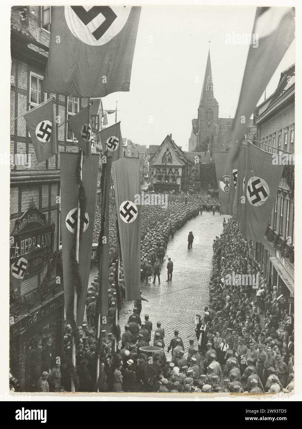 Feier zum tausendsten Jahrestag des Deutschen Reiches, 1936 Foto auf dem Quedlinburger Markt, es wird gefeiert, dass König Heinrich I. vor 1000 Jahren starb. Er galt als Begründer des Deutschen Reiches. Reichsführer der SS Heinrich Himmler ließ sich in der Kirche, in der Heinrich I. funes ist, in einer „ss Weihestätte“ nieder. Die Kirche ist im Hintergrund zu sehen. Es gibt Fahnen mit dem Hakenkreuz der Häuser links und rechts. Quedlinburg fotografischer Träger Gelatine Silberdruck Quedlinburg Stockfoto