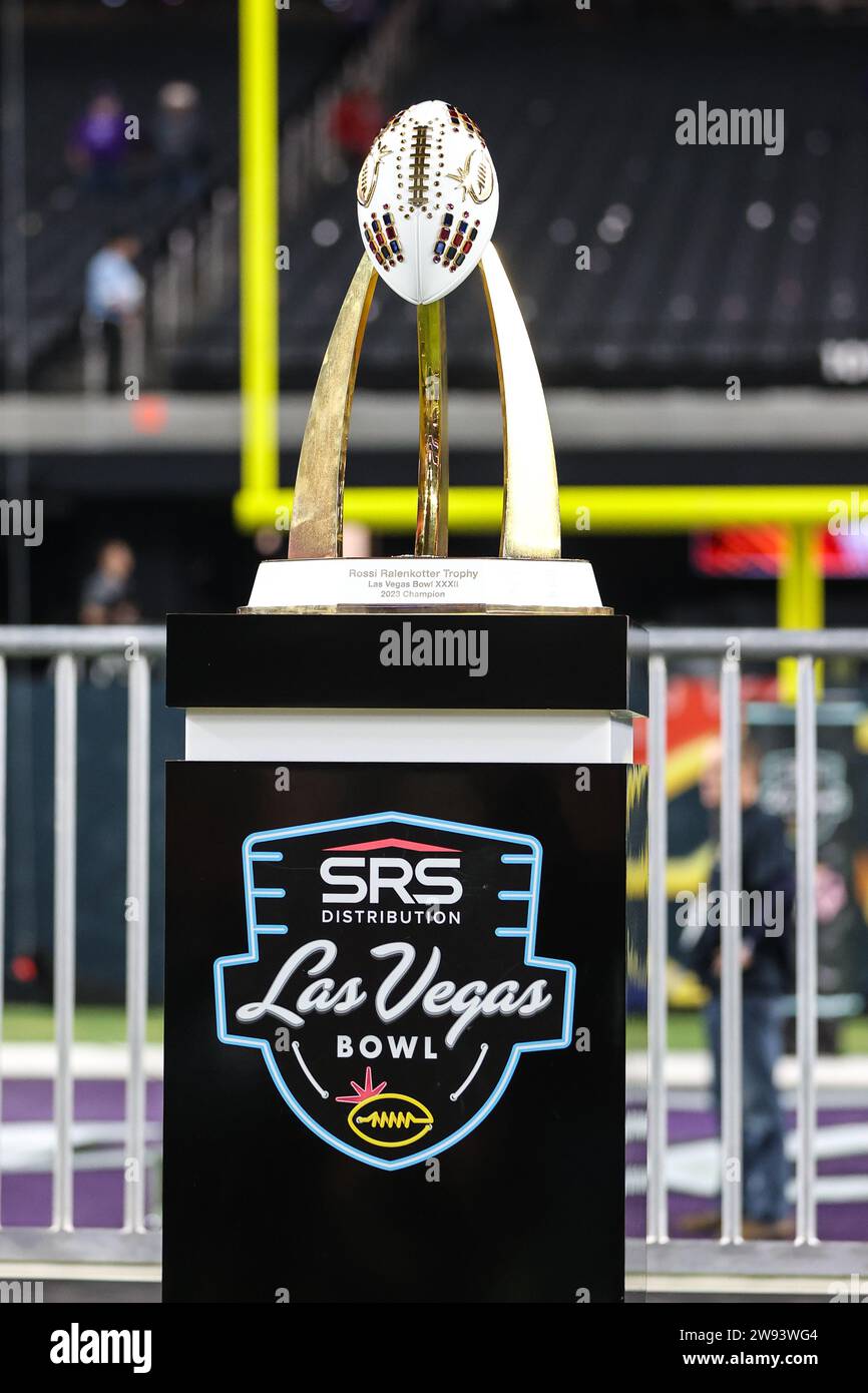 Las Vegas, NV, USA. Dezember 2023. Die Rossi Ralenkotter Trophy wartet darauf, am Ende des SRS Distribution Las Vegas Bowl mit den Utah Utes und den Northwestern Wildcats im Allegiant Stadium in Las Vegas, NV, präsentiert zu werden. Christopher Trim/CSM/Alamy Live News Stockfoto