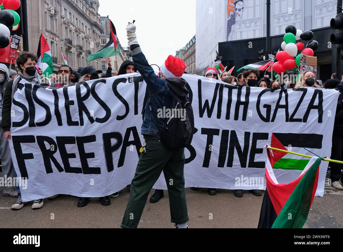 London, Großbritannien. Dezember 2023. Die feministische Aktivistengruppe Sisters Uncut organisierte einen Protest in den zentralen Einkaufsvierteln der Oxford Street und Regent Street, um einen vollständigen Waffenstillstand in Gaza und den Boykott von israelischen Unternehmen zu unterstützen. Quelle: Eleventh Photography/Alamy Live News Stockfoto