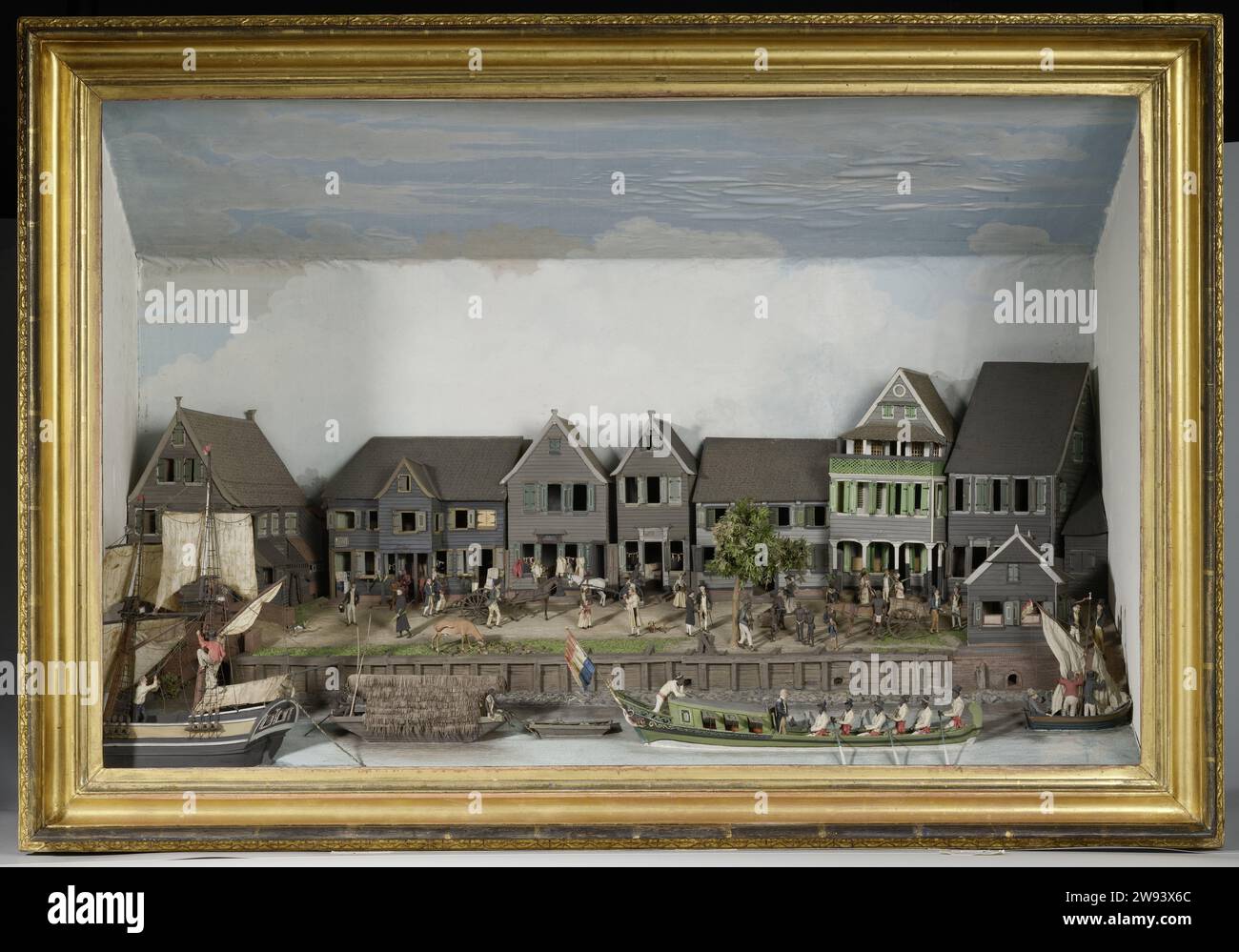 Diorama der Uferpromenade von Paramaribo, 1820 das Diorama zeigt die Uferpromenade von Paramaribo, wie sie 1820 aussah. Wir sehen den Kai mit einem Schuhmacher, einem Stoffgeschäft und einigen prächtigen Wohnhäusern für die gutmütige Bourgeoisie von Paramaribo. Unter einem Baum befindet sich eine Gruppe von Sklaven, ein wenig weiter ein Mann mit Pferd und Kutsche. Es gibt Druck auf den Kai. Die Uferpromenade war ein zentraler Ort in der Stadt als Treffpunkt für den Handel auf See und Binnenschifffahrt über die Flüsse in Richtung der Plantagen. Die vier Schiffe, die auf dem Kai liegen und den ersten Plan der Diorama-Illust übernehmen Stockfoto