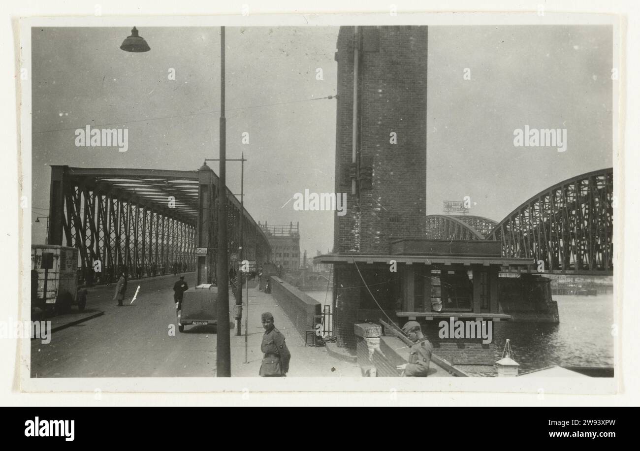 Zwei Brücken in Rotterdam., 1940 Fotografieren Sie zwei Brücken über die Maas, eine ist eine Bogenbrücke. Im Vordergrund unterstützen zwei deutsche Soldaten Rotterdam fotografische Gelatine Silberdruckbrücke. Besatzung  Krieg Rotterdam Stockfoto