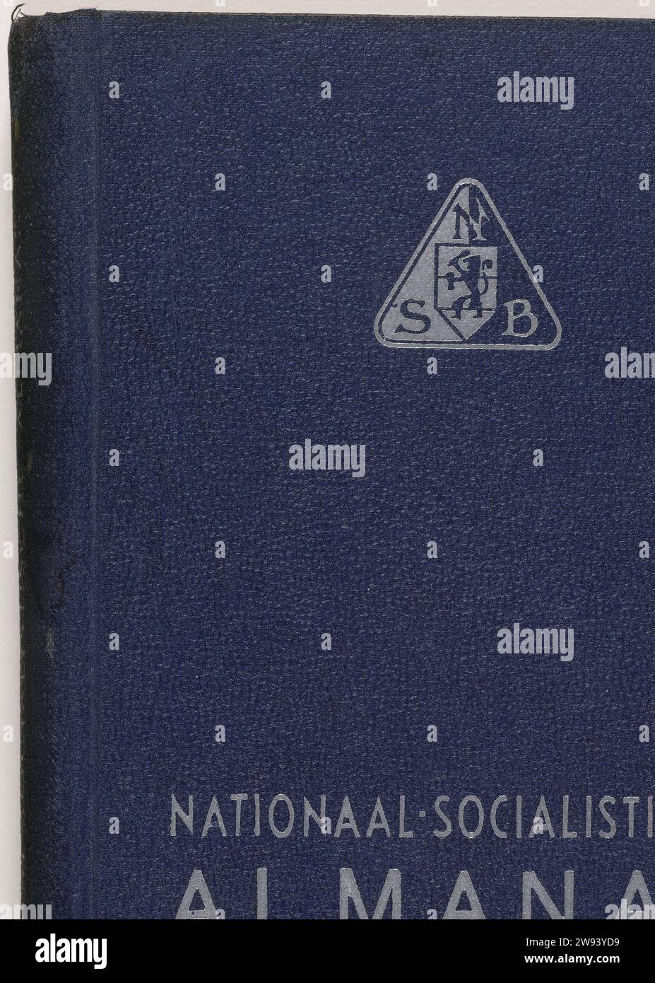 Nationalsozialist Almanak 1943, 1943 Almanak, Art der Tagesordnung, mit blauem Leineneinband mit silbernem Emblem NSB und Titel. Der Almanak enthält eine Vielzahl von Informationen über den NSB: Geschichte, Abteilungen, Bilder wichtiger Personen im NSB, Fotos von Ereignissen im NSB, sowie eine Agenda und viele Anzeigen. Utrecht Utrecht Stockfoto