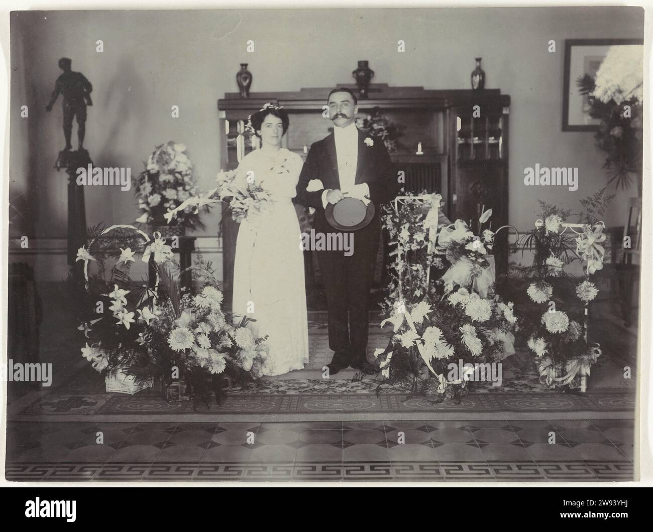 Das Letterie-Paar in ihrem Haus, 1913 fotografieren das Letterie-Paar in ihrem Haus. Das Foto wurde als Reaktion auf ihre Heirat im Jahr 1913 aufgenommen. Mojosari fotografische Unterstützung (zivile) Hochzeitszeremonien Mojosari Stockfoto