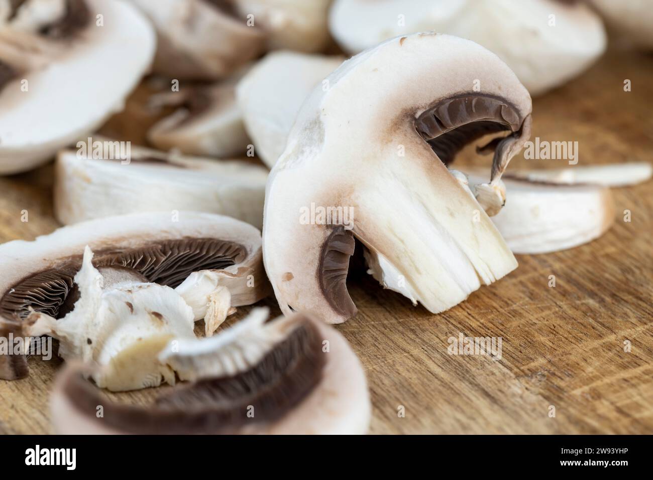 Geschälte Pilze beim Kochen, geschälte und gewaschene Pilze beim Kochen auf dem Tisch Stockfoto
