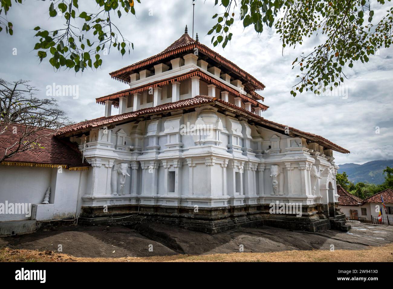 Das Äußere des Sri Lankathilaka Rajamaha Viharaya (Lankatilaka Tempel) in Udunuwara nahe Kandy in Sri Lanka. Stockfoto