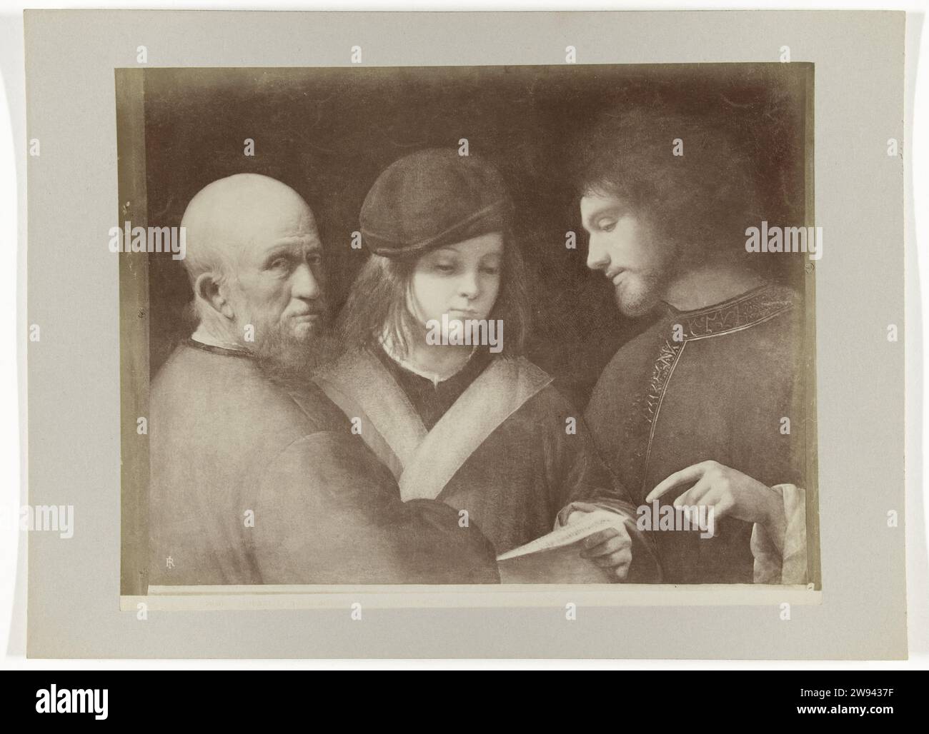 Gemälde mit drei Männern, ca. 1880 - ca. 1904 Fotografie drei Männer, der mittlere hat einen Buchstaben. Das Monogramm I.. Florenz Papier. Unterstützung für Fotos. Albumendruck aus Pappe Stockfoto