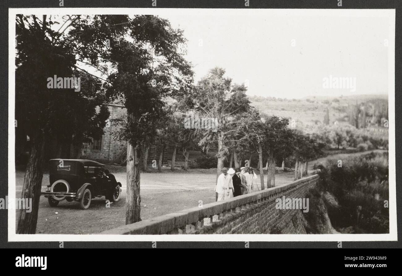 Straße in der Umgebung von Beyrouth, Syrien, 1925 Foto links auf der Straße ist ein Auto, rechts davon fünf westliche Menschen. Unbekanntes Papier. Karton Gelatine Silberdruck Syrien Stockfoto