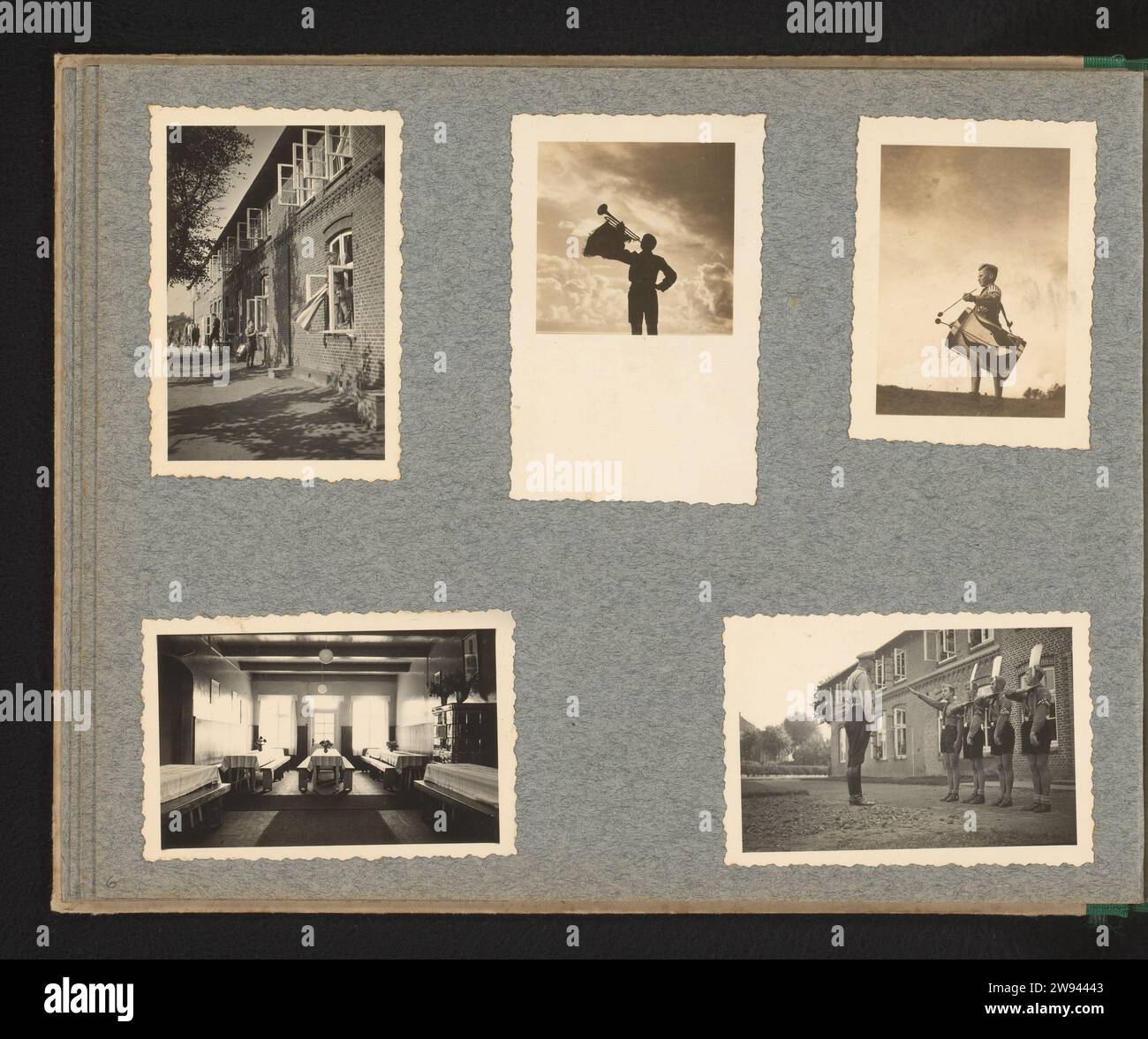 Wolmersdorf, 1935 - 1938 Fotoalbum Magazin mit fünf Fotos des Knabenlagers der Hitlerjugend in Wolmersdorf 1938. Zwei Fotos von Jungs auf Apfel und während der Reinigung, ordentliches Inneres Esszimmer. Zwei Fotos von einem Jungen mit Trompete und Trommel. Teil des Hitlerjugend Fotoalbums. Fotoförderung Deutschland. Militärtraining aus Pappe Gelatine mit Silberdruck. Vorbereitung auf die Schlacht in Deutschland. Wolmersdorf Stockfoto