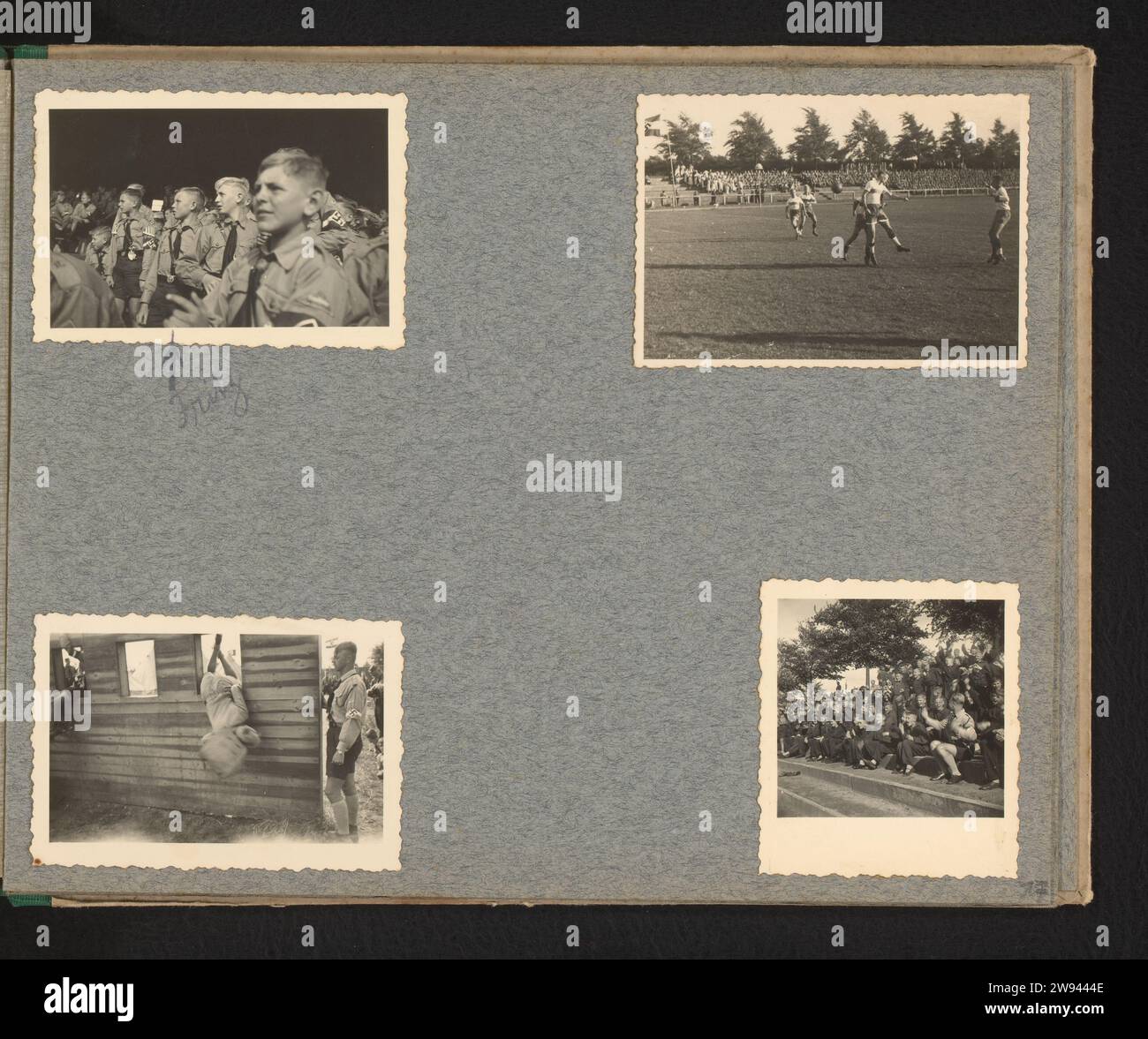 Sport, 1935 - 1938 Fotoalbum Magazin mit vier Fotos von einer Sturmstrecke, Fußballspiel und jubelnden Zuschauern der Hitlerjugend. Auf diesem Foto befindet sich der Compiler des Albums mit dem Namen (Fritz) und Pfeil. Junge von der Hitlerjugend in Wolmersdorf 1935. Teil des Hitlerjugend Fotoalbums. Fotoförderung Deutschland. Pappe Gelatine Silberdruck Fußball, Fußball (frühe Namen: soule, choule, cholle). Militärunterricht Deutschland Stockfoto