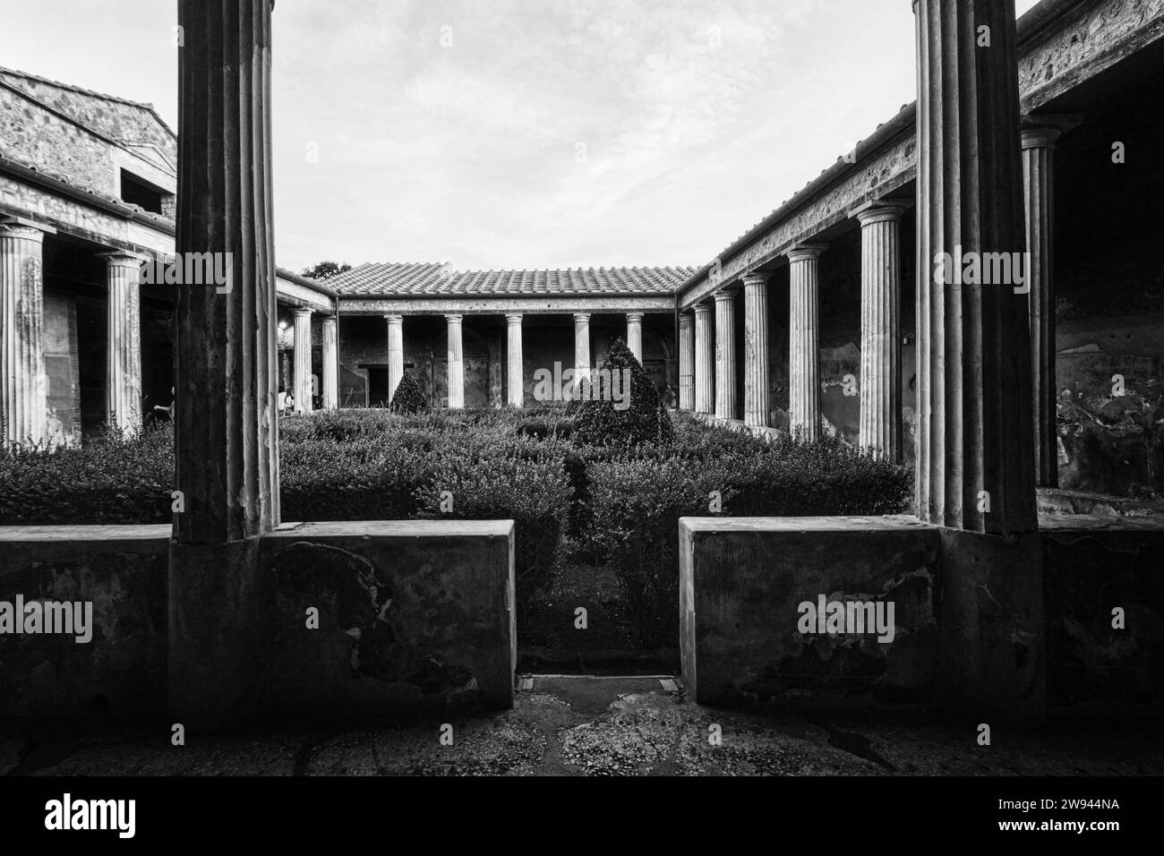 Neapel, Italien - 8. November 2023: Hofgarten in einer typischen römischen Villa des antiken Pompeji Stockfoto