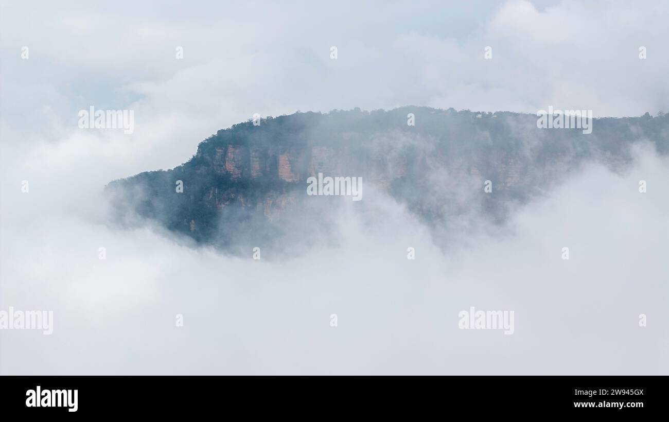 Nebel und Nebel in den Bergen Stockfoto