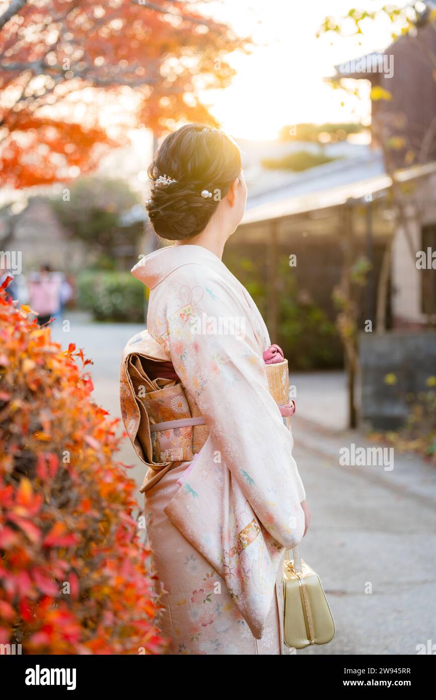 Japanische Kimono-Frauen Porträtfotografie. Ahornblätter färben sich im Herbst auf dem Kyoto Philosopher's Path (Tetsugaku No Michi) rot. Stockfoto