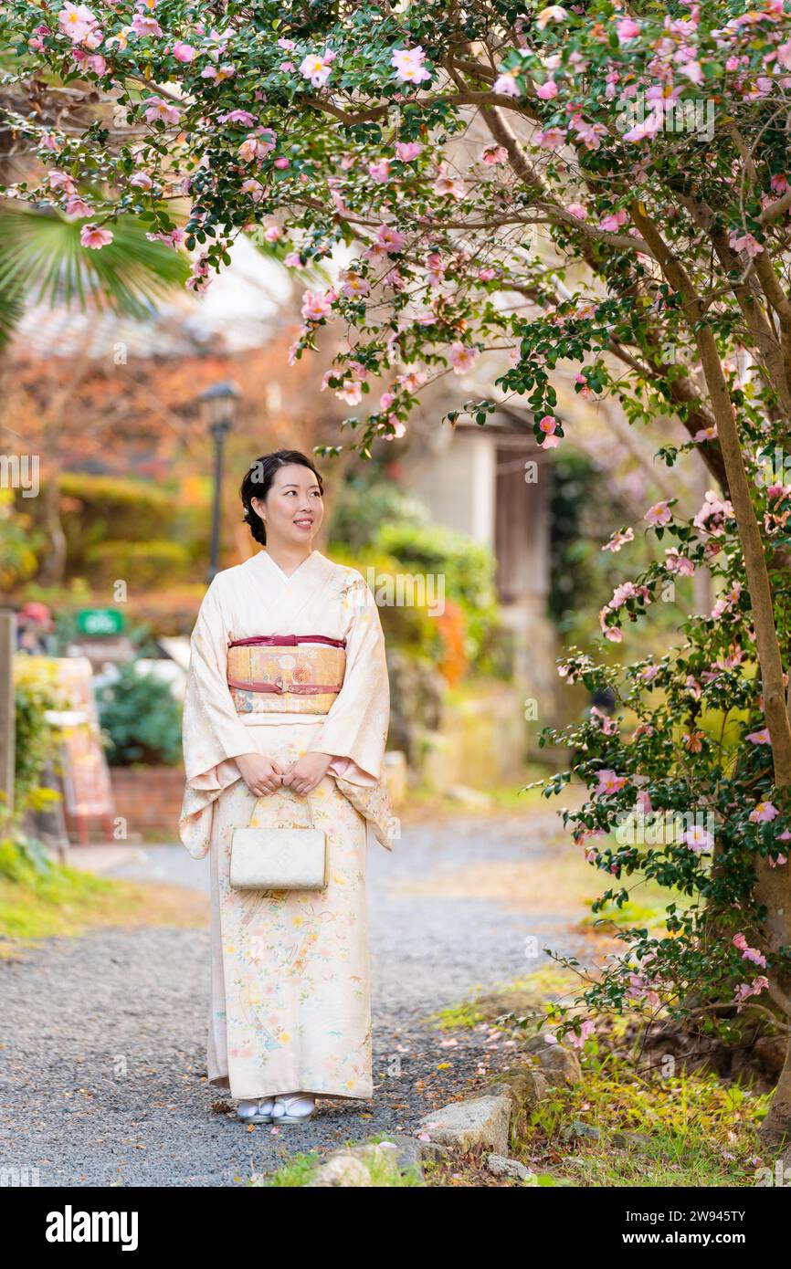 Japanische Kimono-Porträtfotografie mit Blumen in voller Blüte. Stockfoto