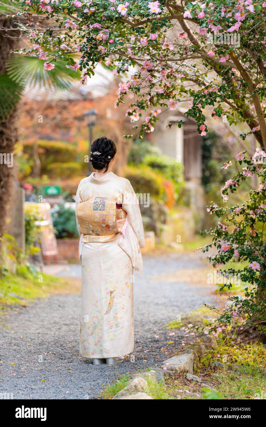 Japanische Kimono-Porträtfotografie mit Blumen in voller Blüte. Stockfoto