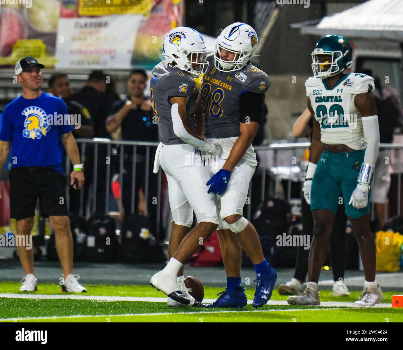 23. Dezember 2023: San Jose State Spartans Tight End Sam Olson #88 feiert im vierten Quartal einen Touchdown mit Charles Ross, dem Großsieger der San Jose State Spartans, im Rahmen des EasyPost Hawaii Bowl-Fußballspiels 2023 zwischen der San Jose St. Spartans und Coastal Carolina Chanticleers im Clarence T.C. Ching Athletic Complex in Honolulu, Hawaii. Glenn Yoza/CSM (Credit Image: © Glenn Yoza/Cal Sport Media) (Credit Image: © Glenn Yoza/Cal Sport Media) Stockfoto