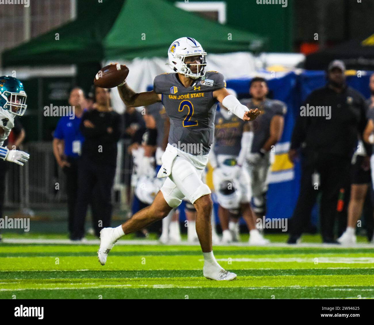 23. Dezember 2023: Der Quarterback der San Jose State Spartans Chevan Cordeiro #2 wirft im vierten Quartal beim EasyPost Hawaii Bowl-Fußballspiel 2023 zwischen der San Jose St. einen Touchdown auf Sam Olson State Spartans mit #88 Spartans und Coastal Carolina Chanticleers im Clarence T.C. Ching Athletic Complex in Honolulu, Hawaii. Glenn Yoza/CSM Stockfoto