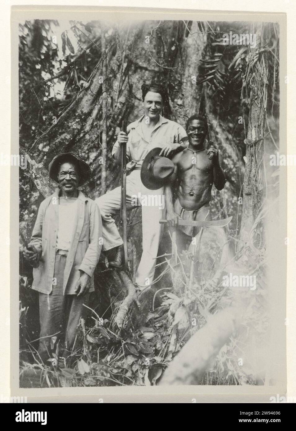Mr. Guilonard posiert mit zwei Surinamen im Inneren von Suriname, 1929 - 1930 Foto Suriname fotografische Unterstützung Moengo. Albina Stockfoto