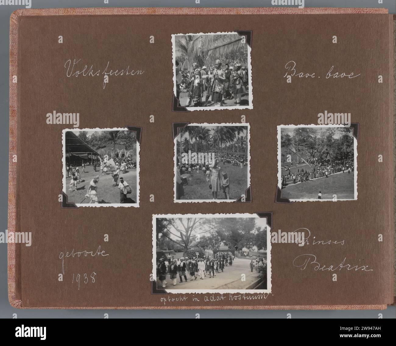 Volksfeste Baoe-Baoe Geburt Prinzessin Beatrix 1938, 1938 Fotoalbum Magazin mit fünf Fotos der Volksfeste in Baubau (Baoe-Baoe) auf SüdCelebes anlässlich der Geburt von Prinzessin Beatrix 1938. Auch eine Parade im Adat-Kostüm. Teil des Fotoalbums der Familie Vonk in South Celebes. Celebes fotografische Unterstützung. Pappgelatine Silberdruck öffentliche Feierlichkeiten bei der Geburt königlicher Personen. Kolonialregierung. Asiatische Rassen und Völker (INDONESIER). Volkstracht, regionale Kostüme Celebes Stockfoto