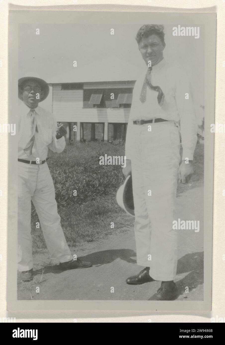 Zwei Männer in Moengo, 1929–1930 fotografieren Suriname fotografische Unterstützung historischer Personen, die nicht unter dem Namen Moengo bekannt sind. Albina Stockfoto