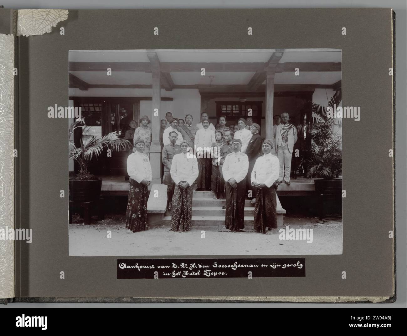 Ankunft von z.v.h. den Soesoehoenan und seiner Umgebung im Hotel Tjepoe, 1933 Foto Gruppenfoto des Soesoehoenan mit seiner Umgebung auf der Treppe vor dem Eingang zum Hotel Tjepoe. Foto im Fotoalbum mit 14 Fotos zur Erinnerung an den Besuch des Soesoehoenan Pakoe Boewono X von Surakarta Hadiningrat nach Cepu (Tjepoe) und Umgebung am 14. Juni 1933. Cepu fotografische Unterstützung Surakarta. Cepu Stockfoto