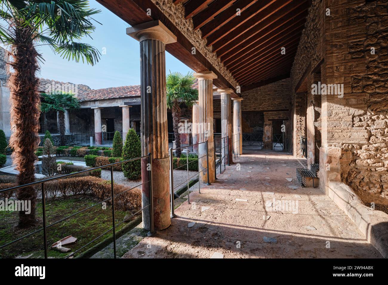 Neapel, Italien, 2023: Blick vom Innenhof auf das Haus der Goldenen Kuppiden. Der Name wurde nach den mit Cupiden geätzten Glasscheiben benannt Stockfoto