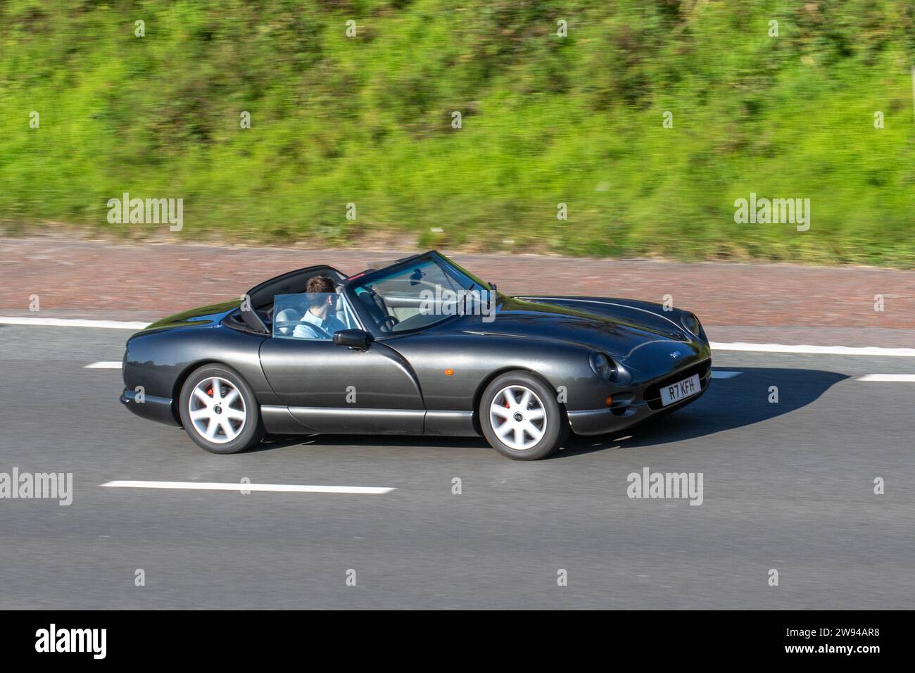 1998 90er-Jahre TVR CHIMAERA Base 4546 ccm Benzinmotor 5-Gang-Cabriolet; Fahrt mit Geschwindigkeit auf der Autobahn M6 im Großraum Manchester, Großbritannien Stockfoto