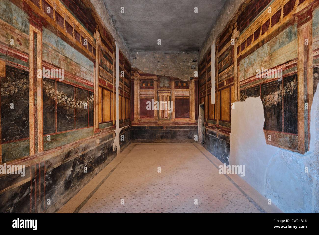 Neapel, Italien - 8. November 2023: Wandmalerei und dekorative Elemente an einer Wand in der Villa dei Misteri, Villa der Mysterien in Pompeji Stockfoto