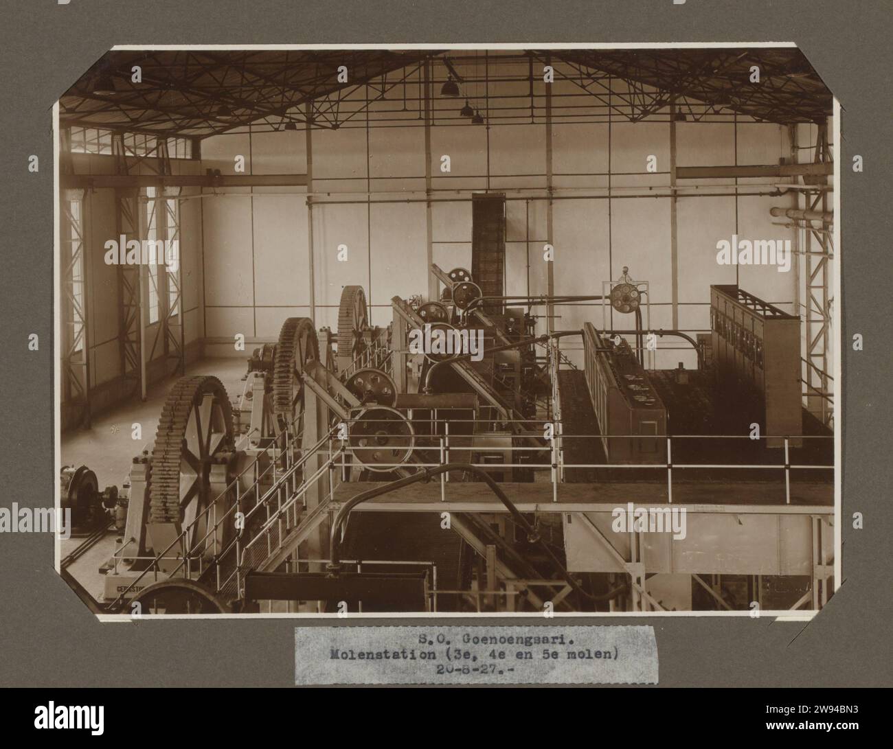 S.O. Goenoengsari. Molenstation (3E, 4E EN 5E MOLEN) 20-8-27., 1927 Foto Werkshalle mit installierten Maschinen. Bouw wurde Ende August 1927 fertiggestellt. Teil des Fotoalbums mit Fotos vom Bau der Zuckerfabrik in Goenoengsari auf Ost-Java von Handels Vereniging Amsterdam 1926-1927. Surabaya fotografische Unterstützung Gelatine Silberdruck Ost-Java Stockfoto