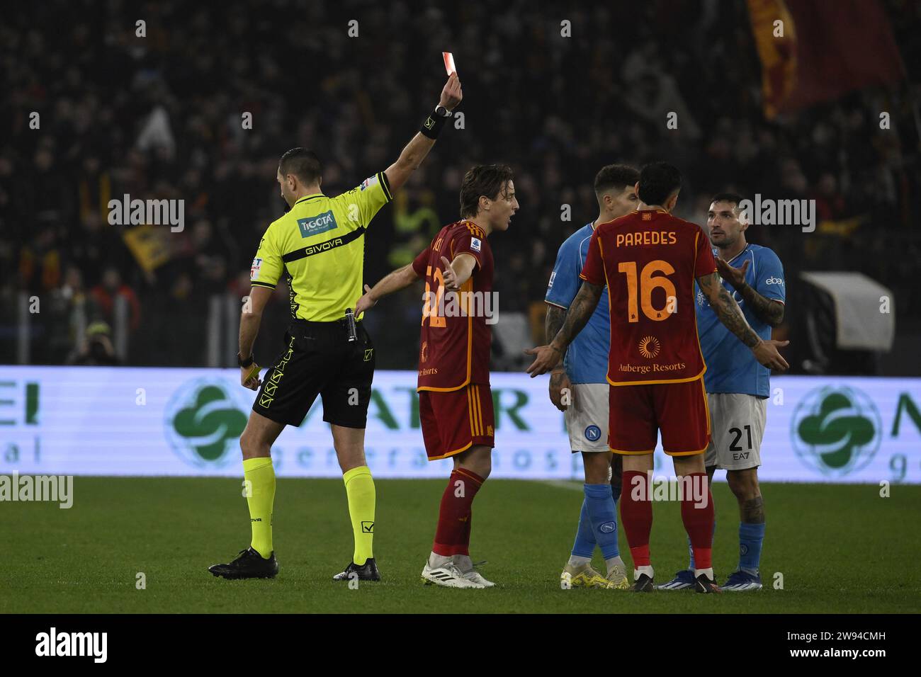 Rom, Italien. Dezember 2023. Andrea Colombo (Schiedsrichter)Matteo Politano (Neapel) während des italienischen Spiels der Serie A zwischen Roma 2-0 Napoli im Olimpic-Stadion am 23. Dezember 2023 in Roma, Italien. Quelle: Maurizio Borsari/AFLO/Alamy Live News Stockfoto