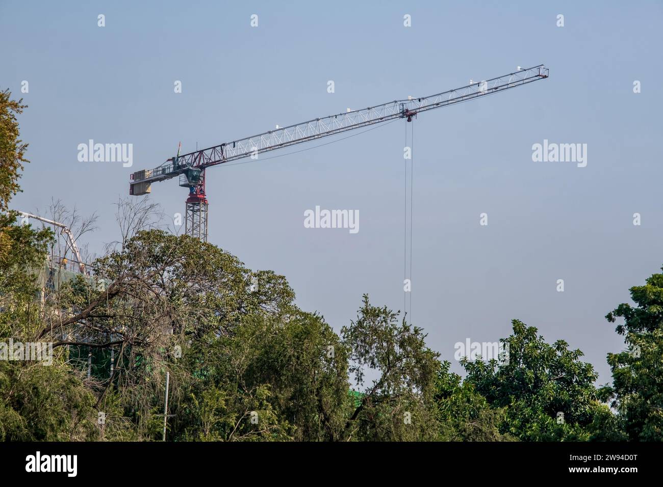 turmdrehkrane auf Baustellen, die den einkommensschwachen Bürgern der Länder der Dritten Welt Wohnraum bieten Stockfoto