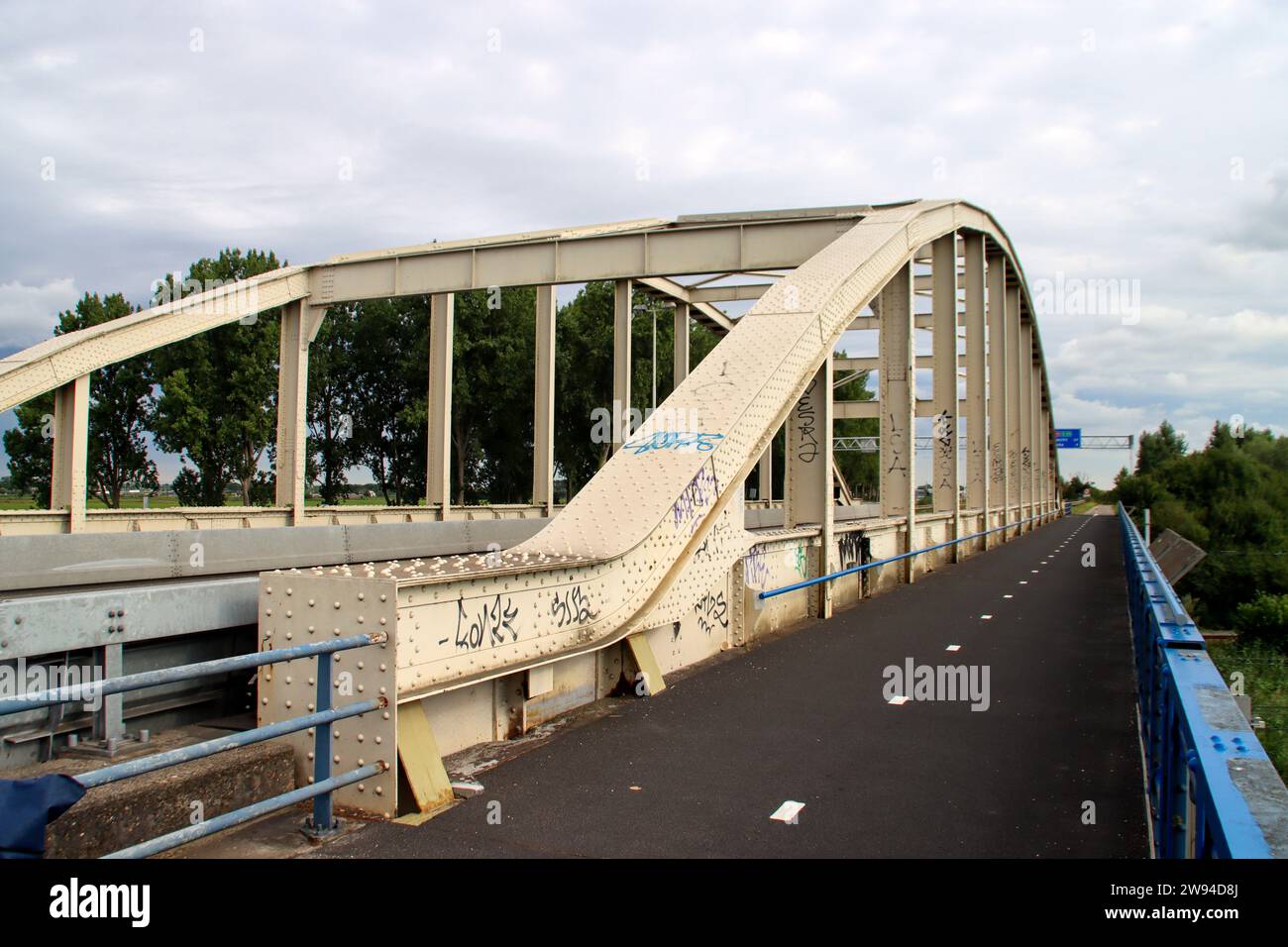 Stahlbrücke in der Autobahn A20 über die Eisenbahn, die bald nach dem Ausbau der Autobahn in den Niederlanden abgerissen wird Stockfoto