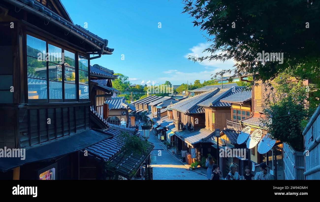 Japanischer Charme Erkunden Sie die schönsten Einkaufsstraßen von Kyoto eine visuelle Reise durch das pulsierende Herz der japanischen Kulturhauptstadt. Stockfoto