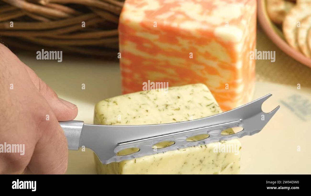 Käseblock-ganzer Käseblock verwandelt sich mit Finesse, während ein erfahrener Koch ein Käseschneidemesser führt. Jeder präzise Schnitt enthüllt kulinarische Kunst. Stockfoto