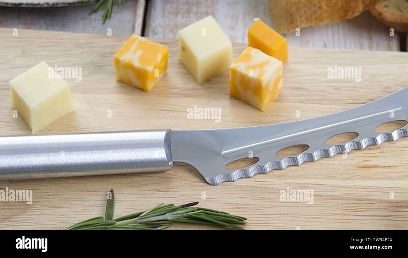 Cheese Cutting Knife – die perfekte Kombination aus Käse und einem sorgfältig gefertigten Käsemesser für ein unvergessliches gastronomisches Erlebnis Stockfoto
