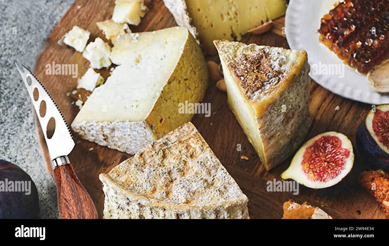Käseplatte extravagant! Verwöhnen Sie sich mit einer Symphonie von Aromen mit einer wunderschönen Auswahl an Käsesorten. Gourmet-Genuss vom Feinsten. Stockfoto