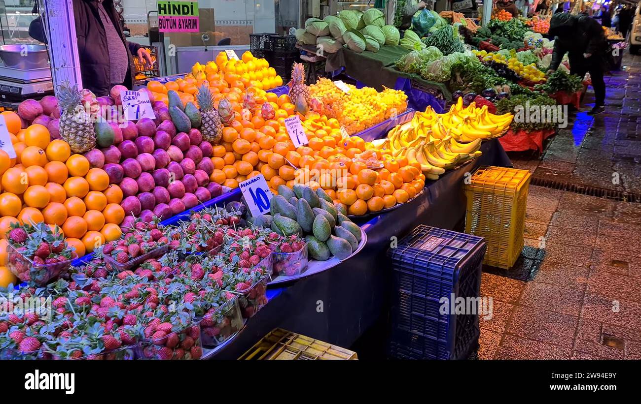 Die lebhafte Atmosphäre des Marktes für frisches Obst und Gemüse in Bursa Basar, Türkei Stockfoto