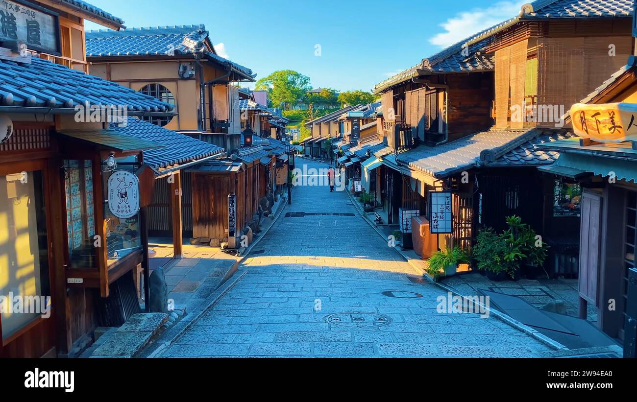 Japanischer Charme Erkunden Sie die schönsten Einkaufsstraßen von Kyoto eine visuelle Reise durch das pulsierende Herz der japanischen Kulturhauptstadt. Stockfoto