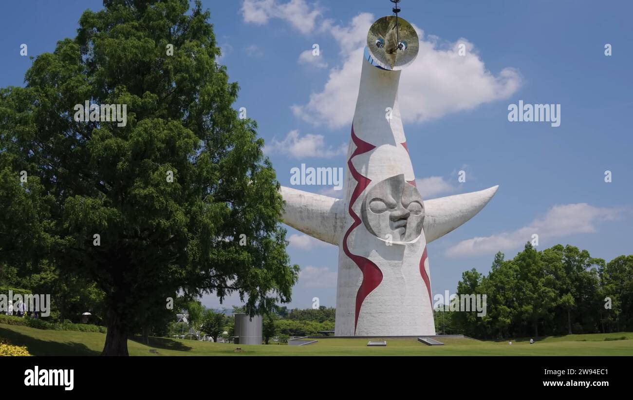 Der Tower of the Sun ist ein großes Gebäude, das von Taro Okamoto geschaffen wurde. Gebaut für die Expo '70 in Osaka. 70 Meter hoch und zwei Arme sind 25 Meter lang Stockfoto