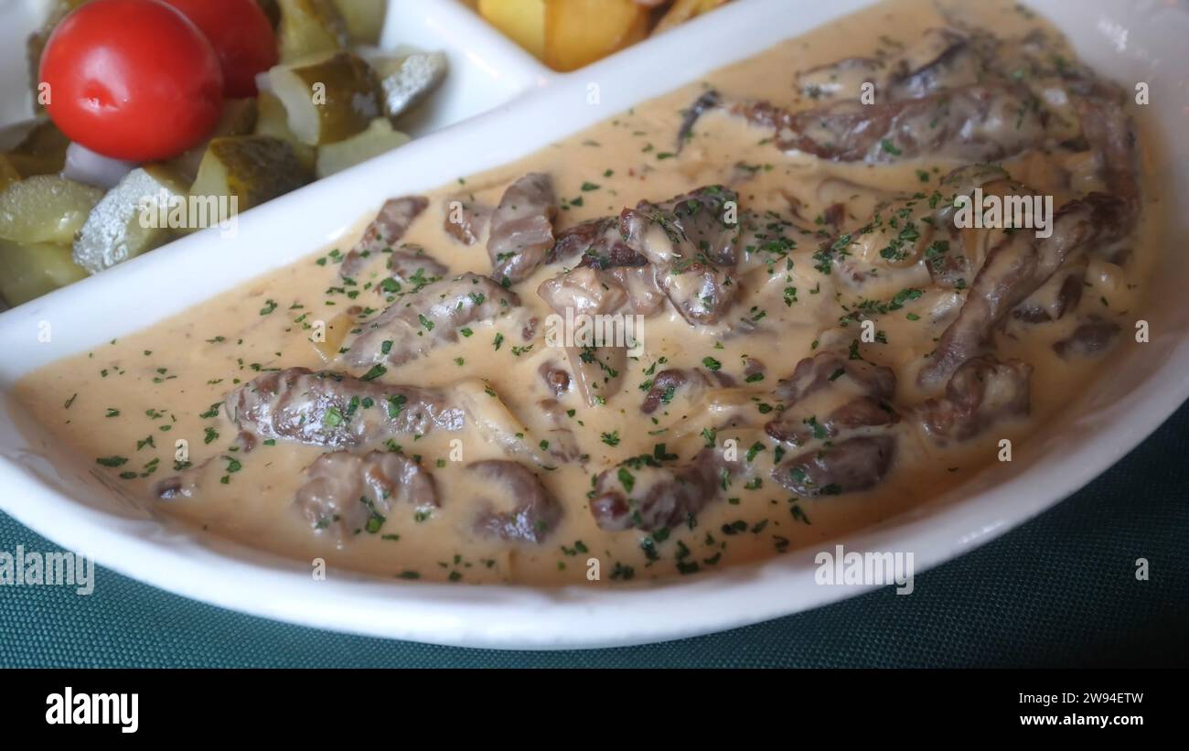 Stroganoff russische Essensplatte auf Restauranttisch Stockfoto