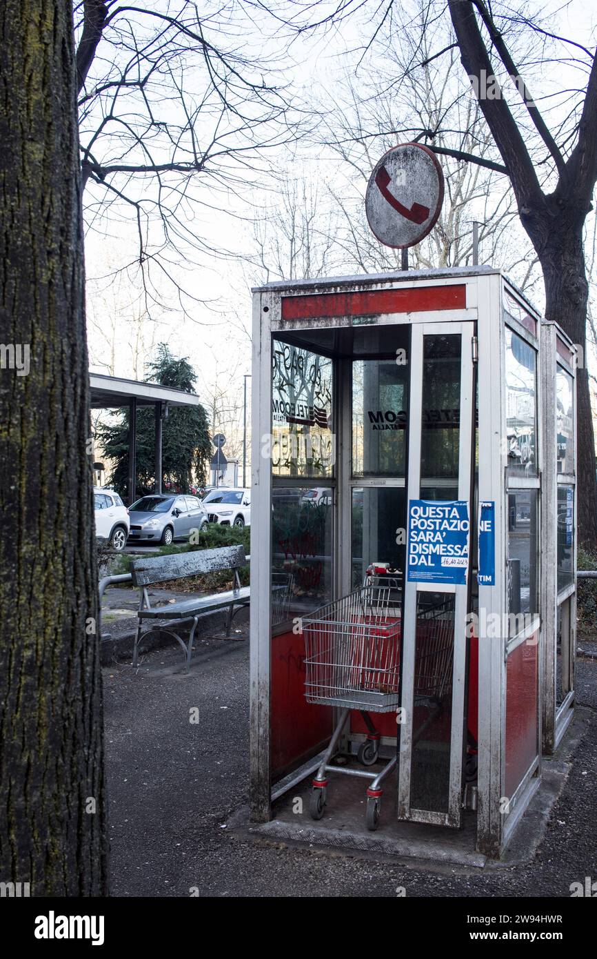 Verlassene Telefonzelle in der Nähe des Abbruchs in Italien. Cabina telefonica pubblica abbandonata e prossima alla demolizione, in Italien. Stockfoto