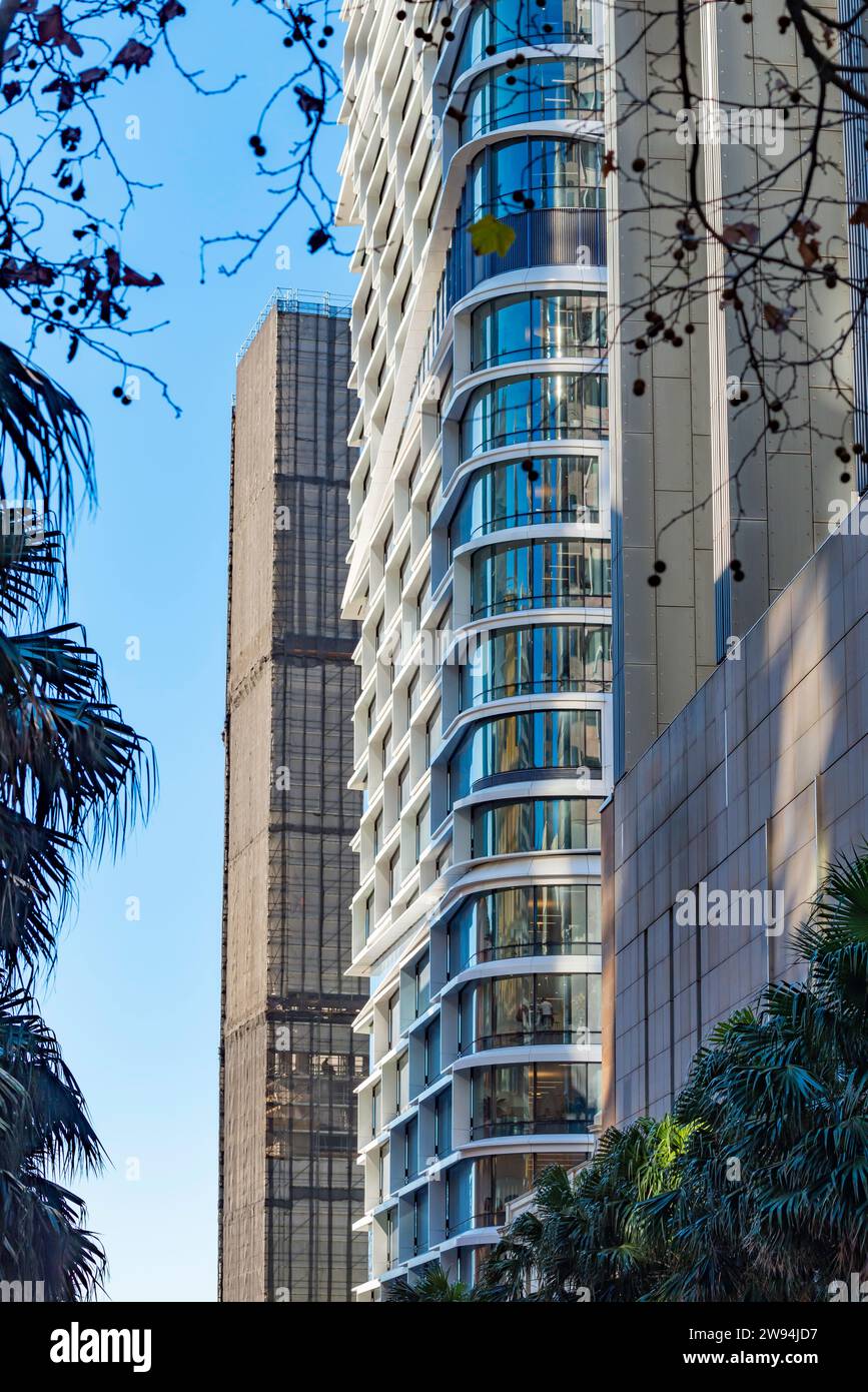 Ein Blick auf die Young Street auf den neuen AMP Quay Quarter Tower und das ursprüngliche AMP Building aus dem Jahr 1962, das derzeit in Sydney, Australien, mit einem Gerüst verkleidet ist Stockfoto