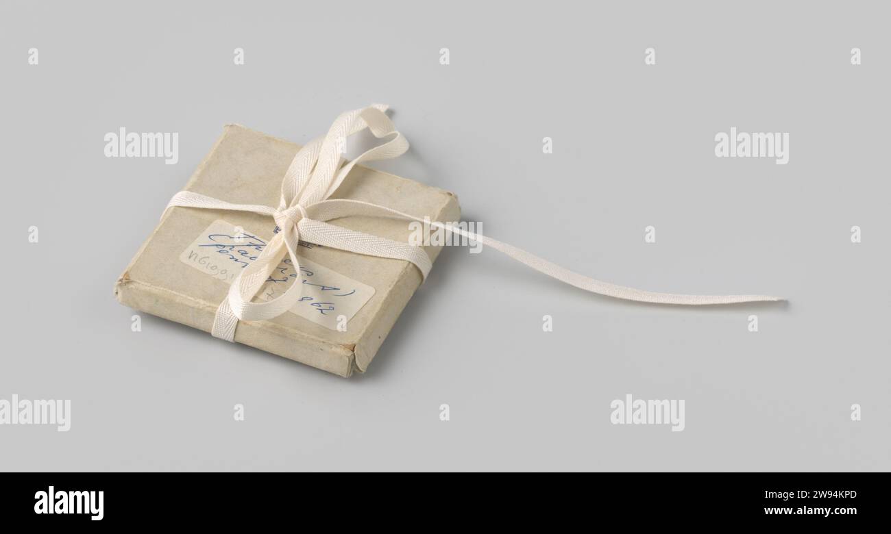 Quadratische Schachtel einer theseus-Medaille, Hans Petri, 1961 Schachtel, quadratischer weißer Karton. Auf dem Deckel steht „Royal Desire Voorschoten“. Die Innenseite besteht aus blauem Filz. Voorschoten-Karton. Filz (Textil) Amsterdam Stockfoto