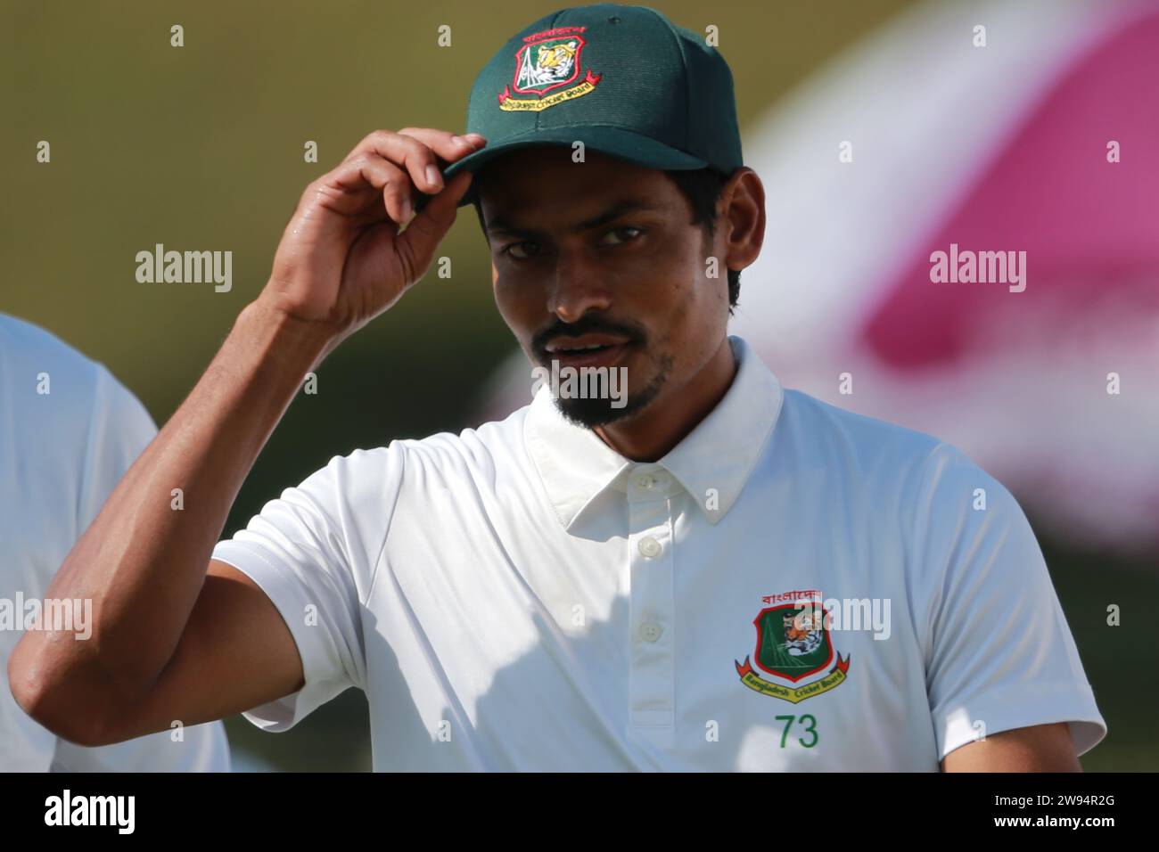 Taijul Islam feiert seine zehn Wickets gegen Neuseeland, als Bangladesch das erste Testspiel mit 150 Runs im Sylhet International Cricket Stadium gewinnt. Stockfoto