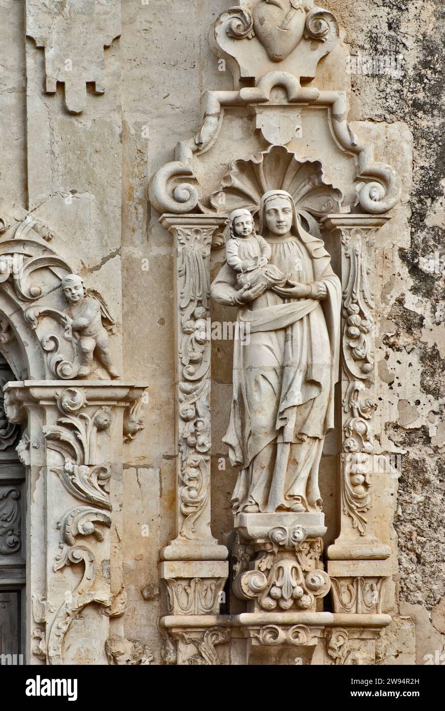 Jungfrau Maria mit Jesuskind, Schnitzereien an der Kirchenfassade im Mission San Jose, Mission Trail in San Antonio, Texas, USA Stockfoto