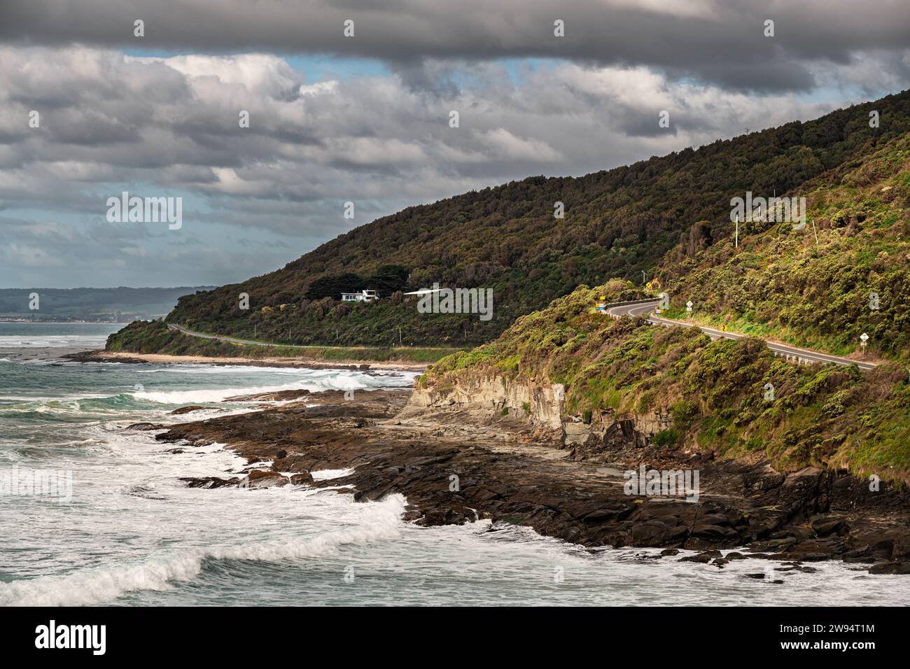 Die berühmte Great Ocean Road schlängelt sich am Meer entlang. Stockfoto