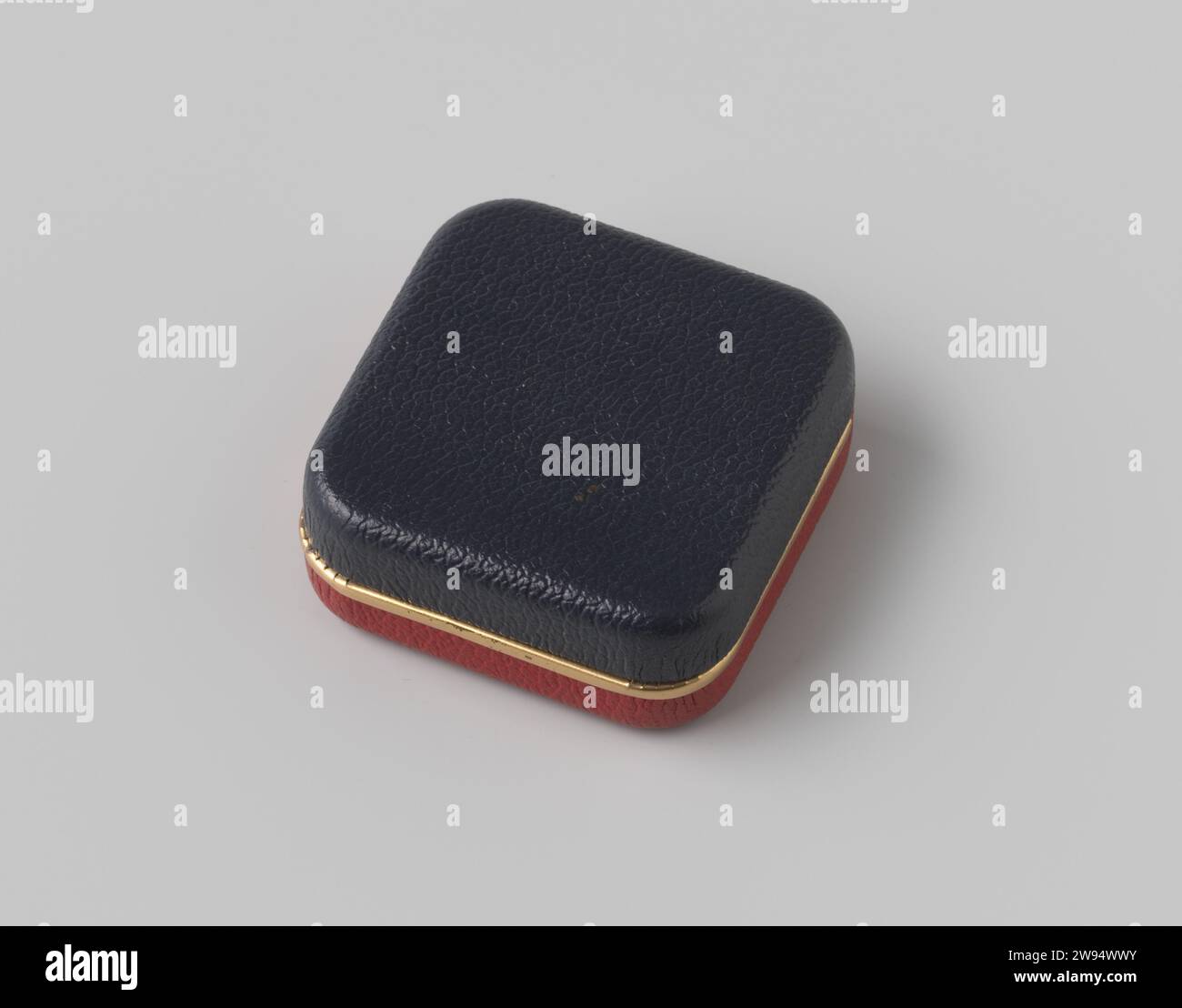 Box, die zur Gedenkmünze gehört, anlässlich der 200 Jahre alten Feier der Entdeckung Samoas durch Jacob Roggeveen, James Berry O.B.E., 1972 Box Eine Lederbox mit rotem Deckel, mit einem Rand aus gelbem Metall und blauem Boden versehen; Innenseite des Deckels mit weißer Seite mit Aufschrift bedeckt; Innenseite mit blauem Stoff bedeckt, in dem die Aussparung geöffnet wurde. Apia-Leder. Seidenupolu. Savaii Stockfoto