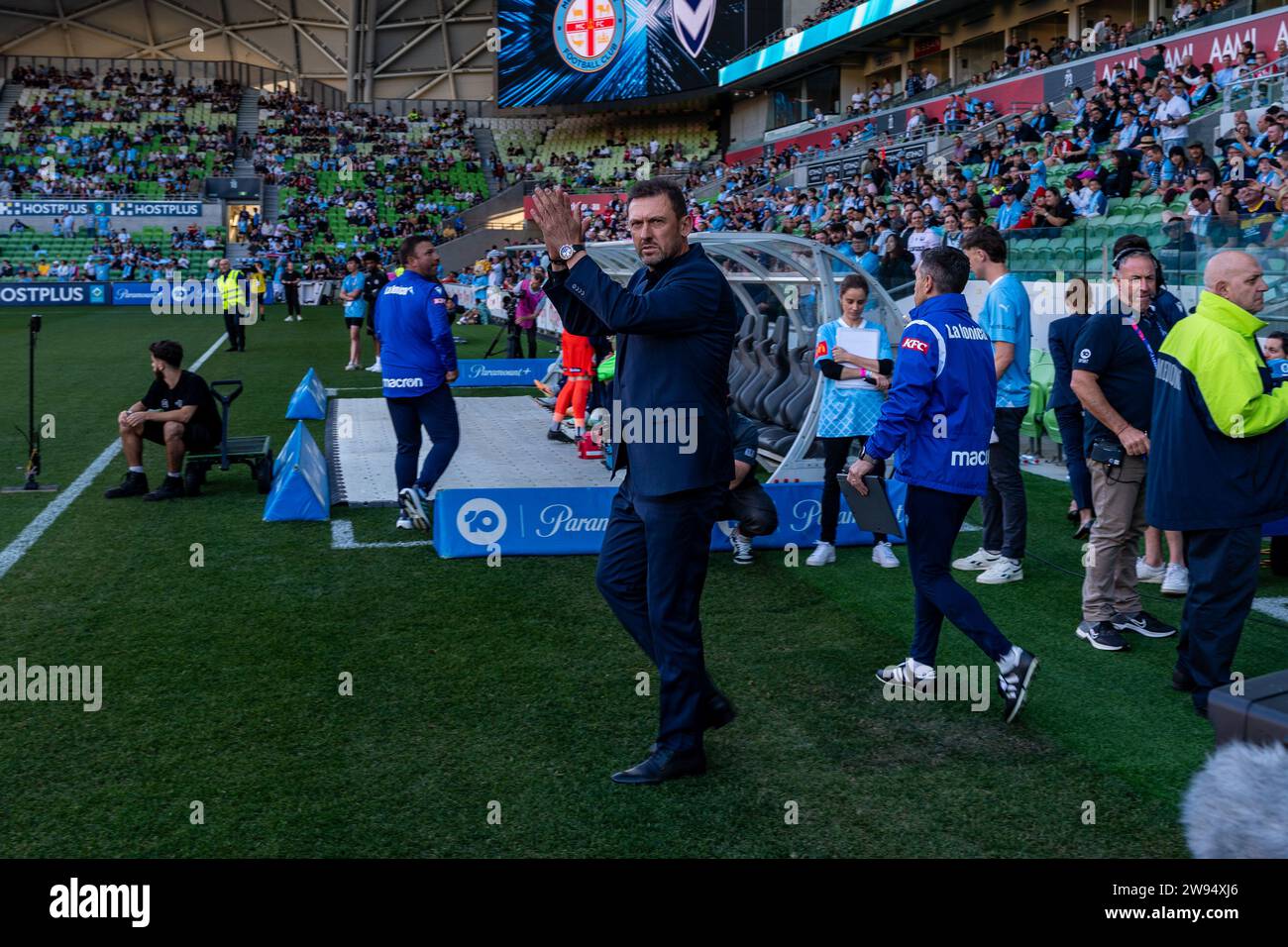 Melbourne, Australien. 23. Dezember 2023. Melbourne Victory FC Head Coach Tony Popovic begrüßt die aktive Unterstützung des Melbourne Victory beim A-League-Spiel zwischen Melbourne City FC und Melbourne Victory FC im AAMI Park in Melbourne, Australien. Quelle: James Forrester/Alamy Live News Stockfoto Melbourne, Australien. 23. Dezember 2023. Melbourne Victory FC Head Coach Tony Popovic begrüßt die aktive Unterstützung des Melbourne Victory beim A-League-Spiel zwischen Melbourne City FC und Melbourne Victory FC im AAMI Park in Melbourne, Australien. Quelle: James Forrester/Alamy Live News Stockfoto