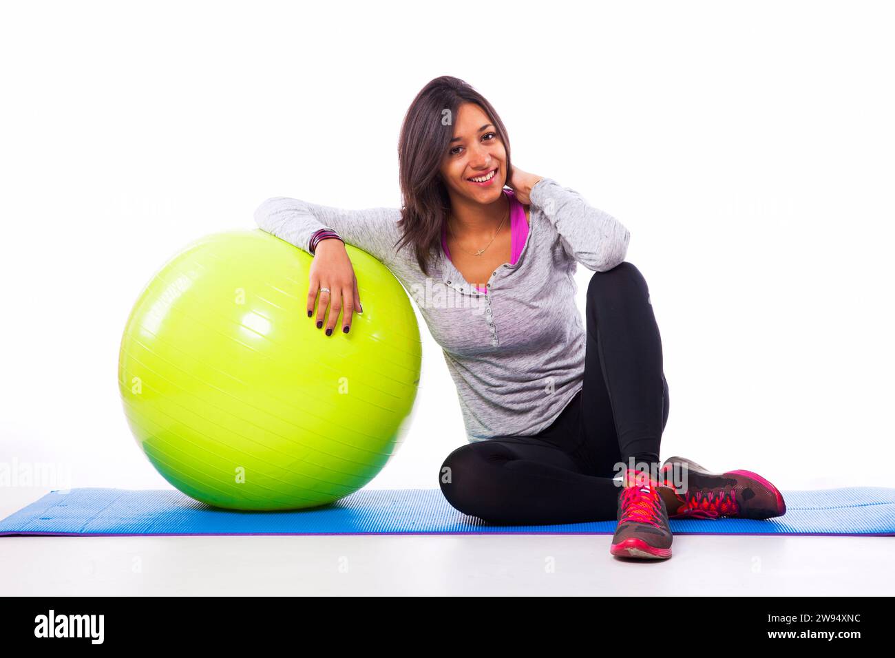 Sportty-Frau mit Fitnessball Stockfoto
